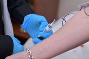 לקיחת דם לטיפול רפואי לשיער